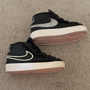 Nike Kids Black and White Sneakers pink bottoms
